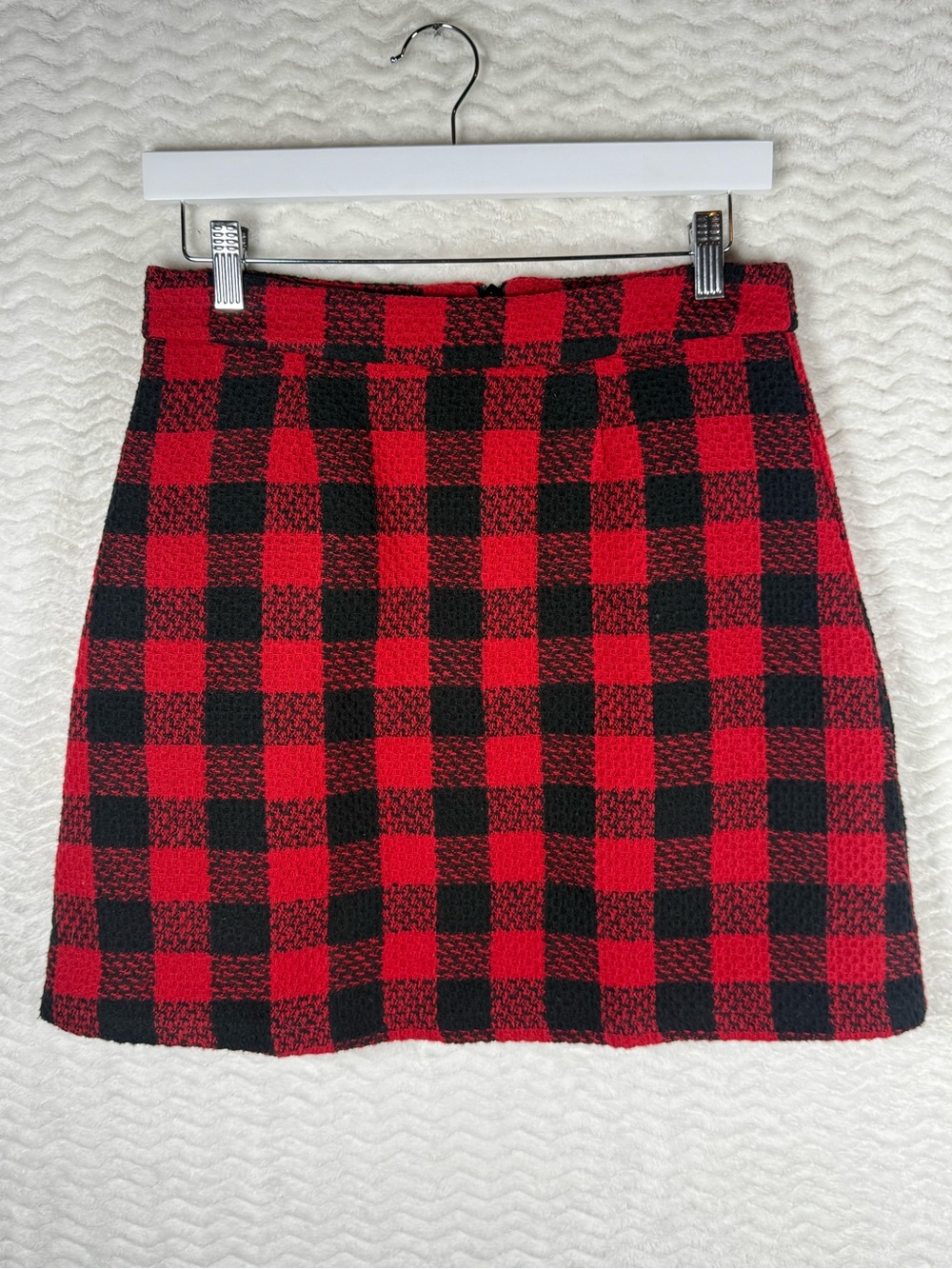 Red and Black Plaid Mini Skirt. Such a rock star look 🤩🔥